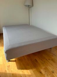 Säng från IKEA bortskänkes