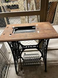 Bortskänkes  Singer symaskin bord