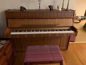 Akustiskt piano bortskänkes mot avhämtning