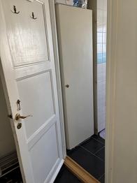 Skåp med hyllplan och dörr gratis