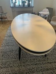 Matbord Bortskänkes om det hämtas lördag el söndag v. 26