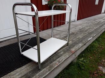 Hylla och säng och bäddmadrass bortskänkes