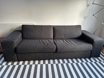 Mörkgrå soffa bortskänkes