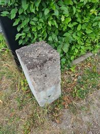 2 grindstolpar bortskänkes
