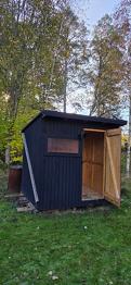 Svart friggebod / förråd i trä