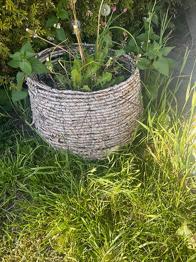 Flätad korg/ytterkruka i naturmaterial