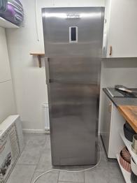 Rostfritt kylskåp bortskänkes