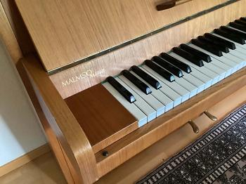 Malmsjö akustiskt piano i trä