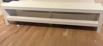 Lack tv bord bortskänkes.