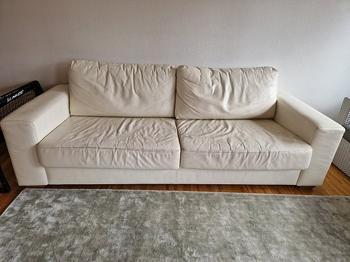 Vit skinnsoffa bortskänkes