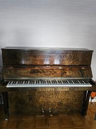 Piano bortskänkes- smidigt att bära ut