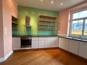 Bortskänkes komplett äldre Kvänum kök med nya inbyggda vitvaror.