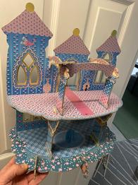 Dockhus i papp bortskänkes