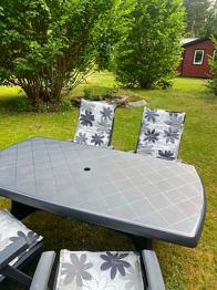 Utegrupp plastbord med fyra stolar + vit soffa och fåtölj