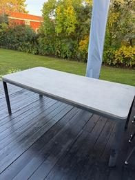 Utebord stenskiva / metall BORTSKÄNKES
