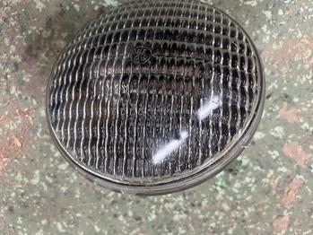 Poollampa bortskänkes.