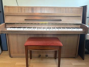 Piano bortskänktes mot hämtning!