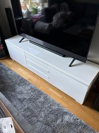 Vit TV bänk bortskänkes