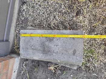 Gratis/bortskänkes Betongplattor grå för trädgård/uppfart