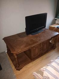 Tv Bänk i trä skänkes