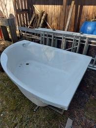 Bortskänkes badkar hörnmodell