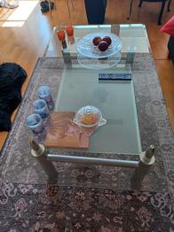 Mycket stabilt glasbord bortskänkes