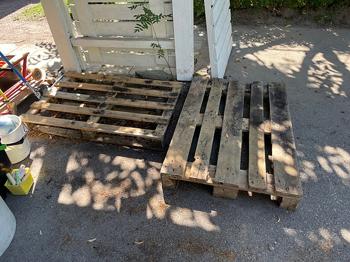 Två lastpallar i trä bortskänkes