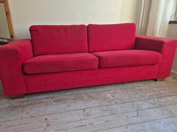 Smultronröd soffa