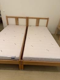 Sängar med madrasser bortskänkes