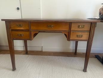 Antikt skrivbord bortskänkes.