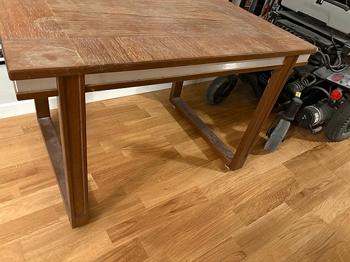 Två små bord bortskänkes