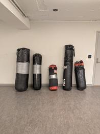 Boxningssäckar skänkes