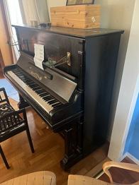 Pianofabriks Aktiebolaget Gustafsson & Ljunqvist upprätt piano svart