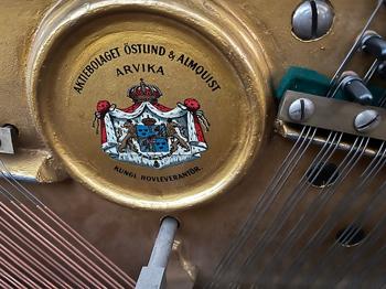 Bortskänkes Östlund & Almquist pianino brun träfanér