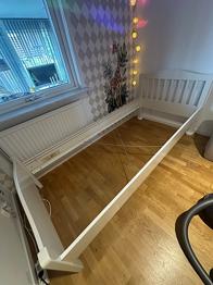 IKEA vit sängram 90x200 cm skänkes