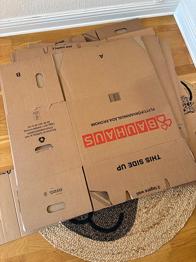 Bortskänkes: Flyttlådor, hyllor etc