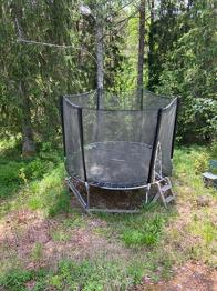 Studsmatta med skyddsnät och stege