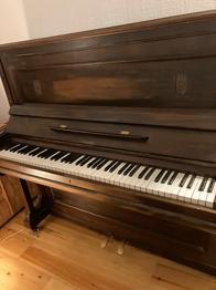 Piano i mörkt trä skänkes