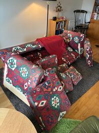 Soffa flerfärgad och soffbord bortskänkes
