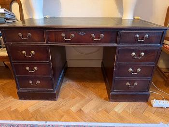 Engelskt skrivbord med skinntopp bortskänktes