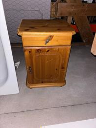 Sängbord - skänkes