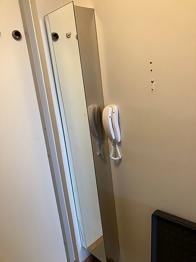 Skänkes- väggskåp med spegel