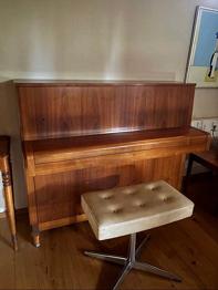 Vackert piano i trä med pall