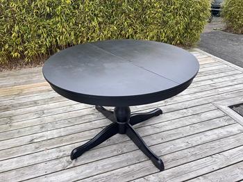 Svart runt bord bortskänkes