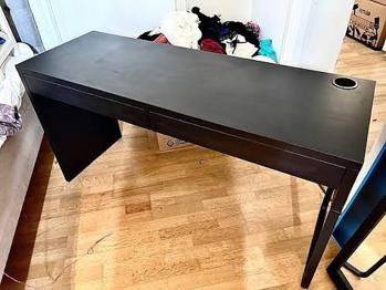 Bortskänkes skrivbord