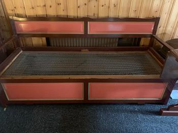 Möbel med bord, soffa och tre stolar bortskänkes