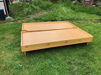 Två sängar bortskänkes