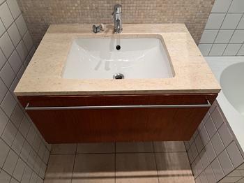 Bortskänkes Tvättställ med underskåp trä och stenbänkskiva