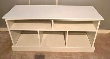 Vit hylla / mediabänk