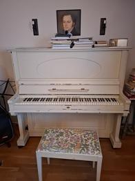 Upright piano vit trä. Bra ljud!